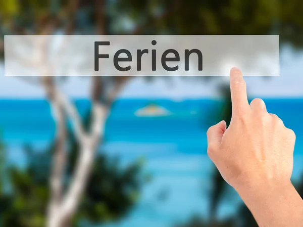 Ferien (Vacances en allemand) - Appuyer à la main sur un bouton sur flou — Photo