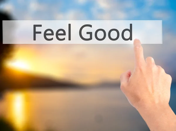 Feel Good - Bulanık arka plan konseptinde düğmeye basarak el ele — Stok fotoğraf