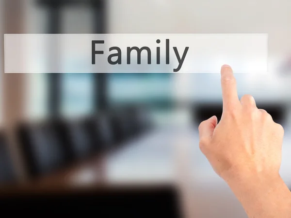 Family - Рука натискає кнопку на розмитому фоні концепції — стокове фото