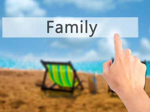Aile - arka plan bulanık kavramı üzerinde bir düğmeye basarak el — Stok fotoğraf