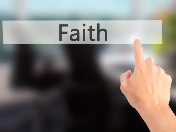 Faith - Mão pressionando um botão no conceito de fundo borrado em — Fotografia de Stock