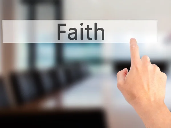 Faith - Mão pressionando um botão no conceito de fundo borrado em — Fotografia de Stock
