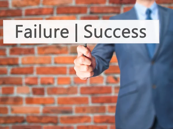 Misslyckande framgång - affärsman hand med skylt — Stockfoto