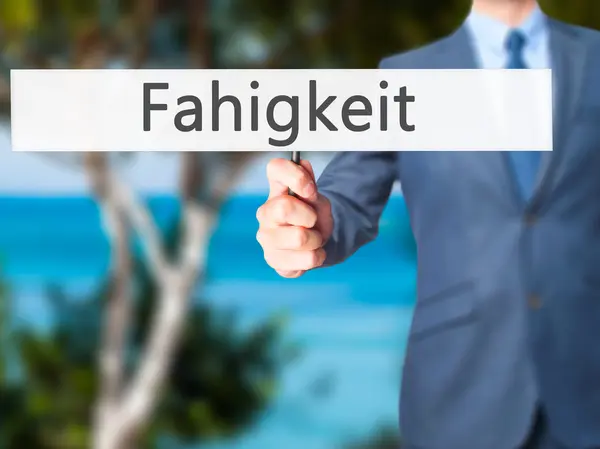 Fahigkeit - Geschäftsmann hält Schild in der Hand — Stockfoto