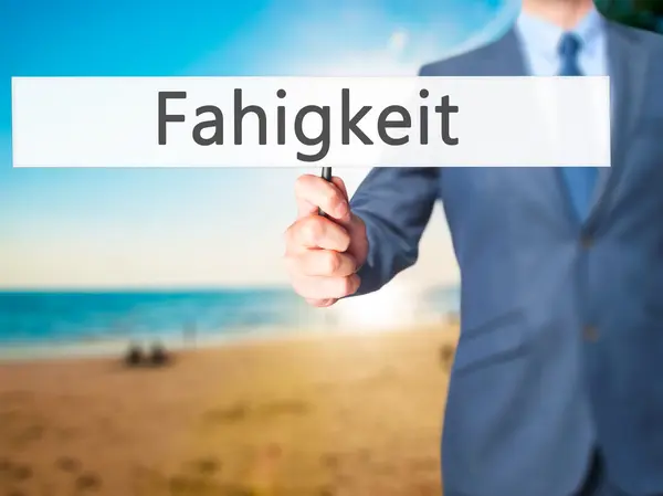 Fahigkeit (ικανότητα στη γερμανική γλώσσα) - επιχειρηματίας χέρι κρατάει πινακίδα — Φωτογραφία Αρχείου