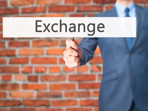 Exchange - affärsman hand med skylt — Stockfoto