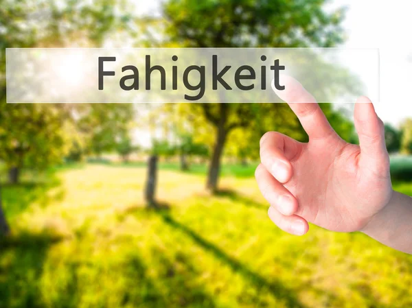 Fahigkeit (ικανότητα στη γερμανική γλώσσα) - χέρι πιέζοντας ένα κουμπί στο blurre — Φωτογραφία Αρχείου