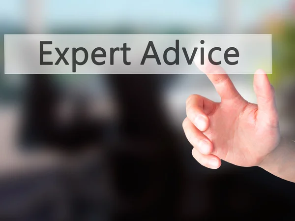 Expert-Advice - Ручное нажатие кнопки на размытом фоне мошенничества — стоковое фото