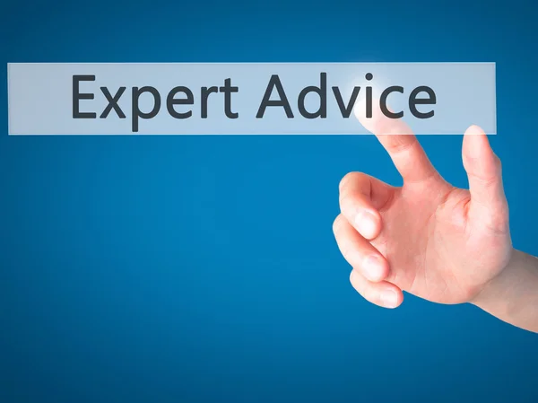 Expert-advies - Hand indrukken van een knop op de onscherpe achtergrond con — Stockfoto