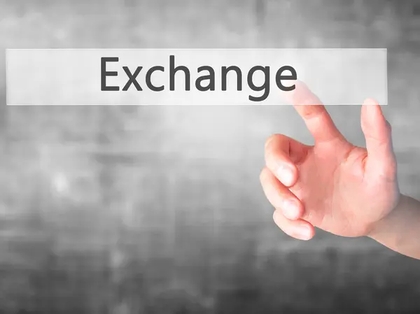 Exchange - Mano premendo un pulsante sul concetto di sfondo sfocato — Foto Stock