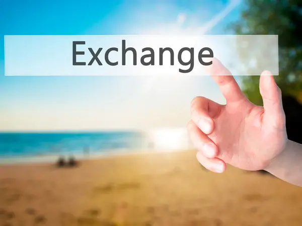 Exchange - Hand indrukken van een knop op onscherpe achtergrond concept — Stockfoto