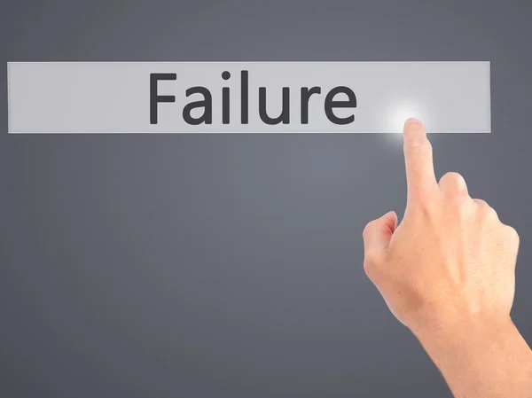 Failure - Hand indrukken van een knop op de onscherpe achtergrond concept o — Stockfoto