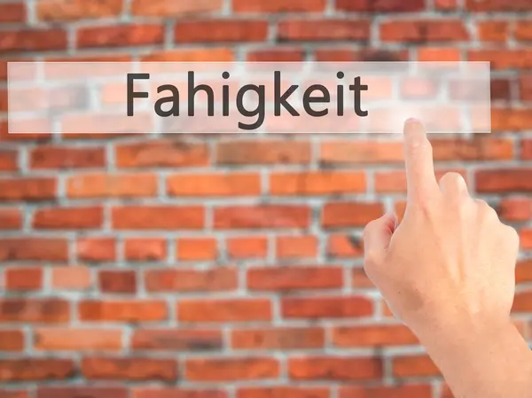 Fahigkeit (Capacidade em Alemão) - Mão pressionando um botão no borrão — Fotografia de Stock