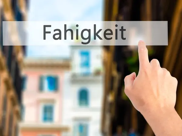 Fahigkeit - mit der Hand auf einen Knopf drücken auf verschwommen — Stockfoto