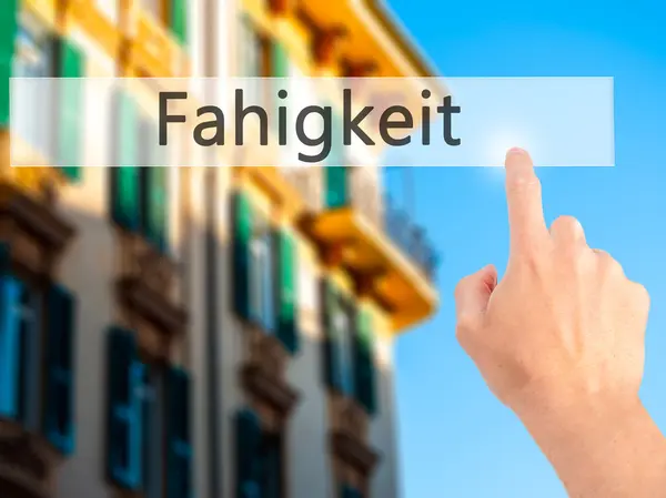 Fahigkeit (ικανότητα στη γερμανική γλώσσα) - χέρι πιέζοντας ένα κουμπί στο blurre — Φωτογραφία Αρχείου