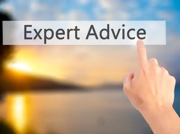 Expert-advies - Hand indrukken van een knop op de onscherpe achtergrond con — Stockfoto