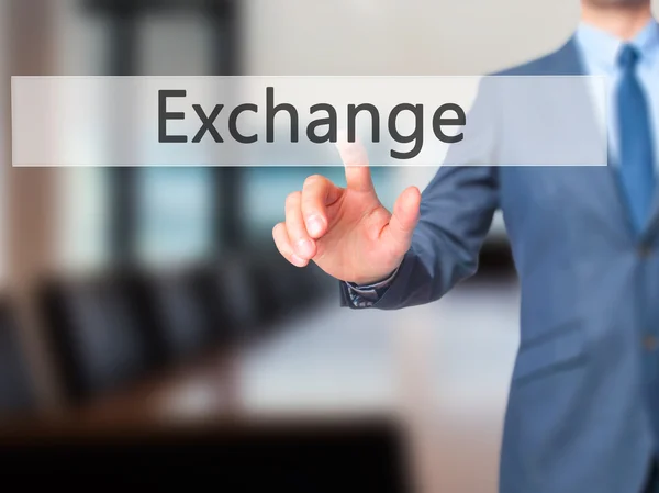 Exchange - Imprenditore mano premendo il pulsante sul touch screen inte — Foto Stock