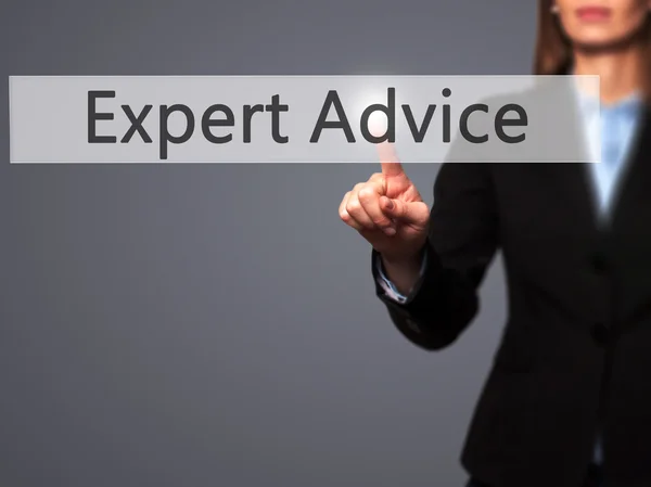 Expert-advies - zakenvrouw hand dringende knop op aanraking scre — Stockfoto