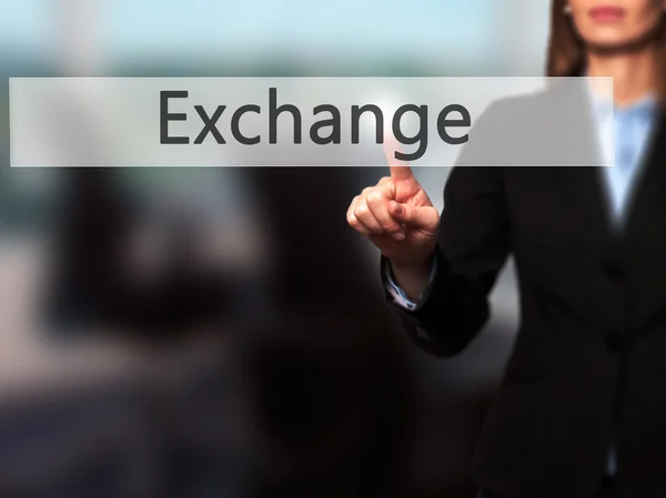 Exchange - Imprenditore mano premendo il pulsante sul touch screen in — Foto Stock