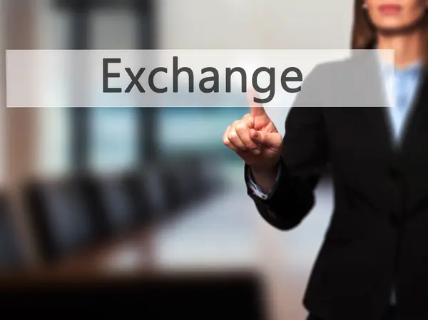 Ανταλλαγή - επιχειρηματίας χέρι πιέζοντας κουμπί στην οθόνη αφής στο — Φωτογραφία Αρχείου