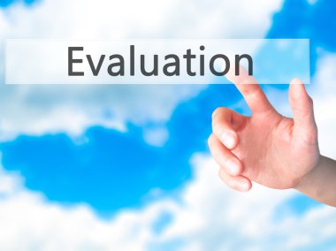 Değerlendirme - arka plan bulanık concep üzerinde bir düğmeye basarak el