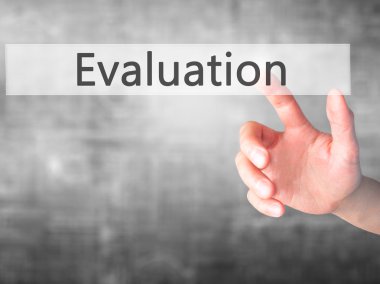 Değerlendirme - arka plan bulanık concep üzerinde bir düğmeye basarak el