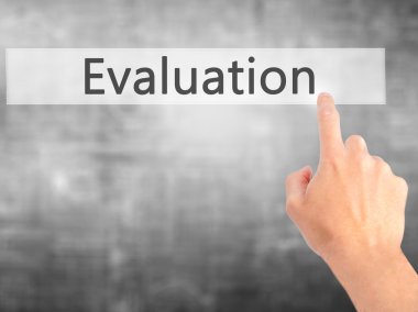 Değerlendirme - arka plan bulanık concep üzerinde bir düğmeye basarak el