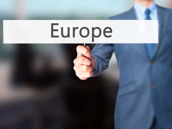 Європа - бізнесмен руки, що тримає знак — стокове фото