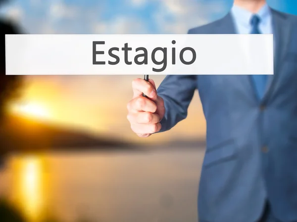 Estagio (praktikum auf portugiesisch) - kaufmann hand holding si — Stockfoto