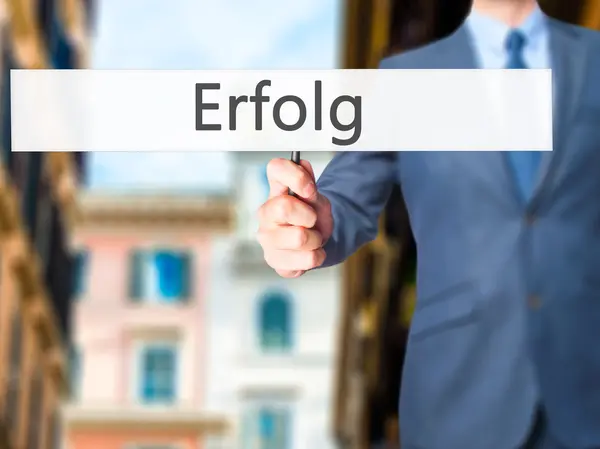 Erfolg (framgång) - affärsman hand med skylt — Stockfoto