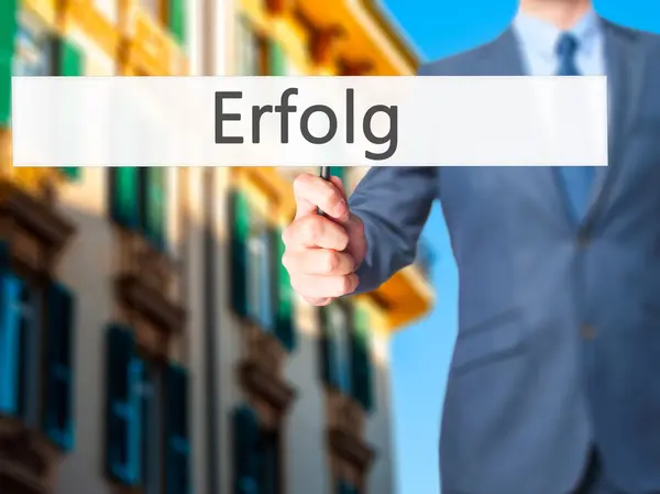 Erfolg (erfolg) - Geschäftsmann hält Schild in der Hand — Stockfoto