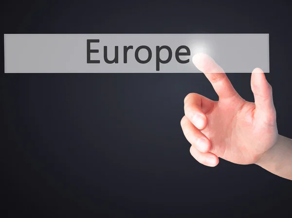 Europa - Mano premendo un pulsante sul concetto di sfondo sfocato su — Foto Stock