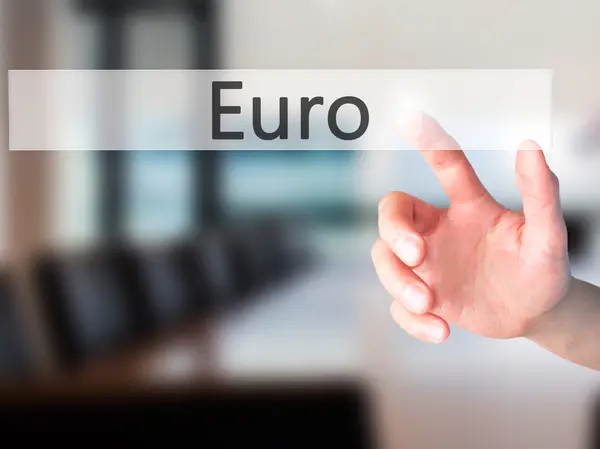 Euro - v arka plan bulanık kavramı üzerinde bir düğmeye basarak el — Stok fotoğraf