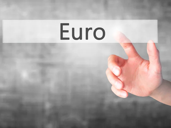 Euro - ručně stisknutím tlačítka na rozmazané pozadí konceptu na v — Stock fotografie