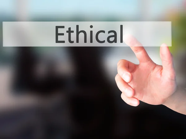 Ethical - Mano premendo un pulsante sul concetto di sfondo sfocato o — Foto Stock