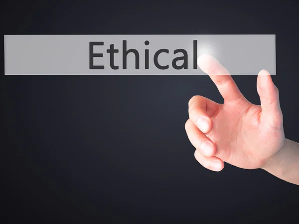 Ethical - Hand indrukken van een knop op de onscherpe achtergrond concept o — Stockfoto