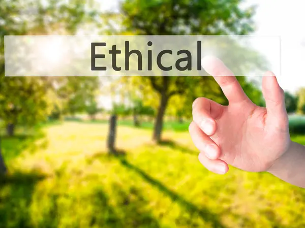 Ethical - Hand indrukken van een knop op de onscherpe achtergrond concept o — Stockfoto