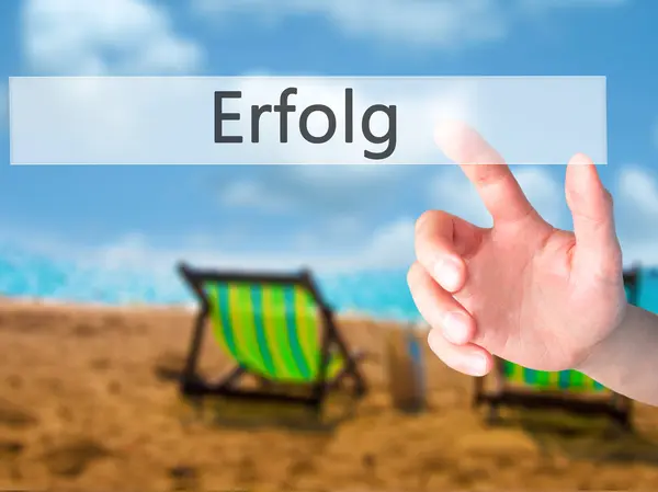 Erfolg (success) - Hand drücken auf verschwommenem Hintergrund — Stockfoto