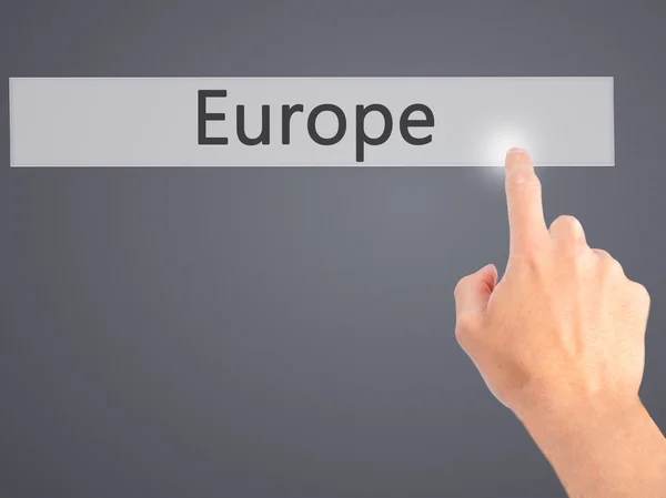 Europa - Mão pressionando um botão no conceito de fundo borrado em — Fotografia de Stock