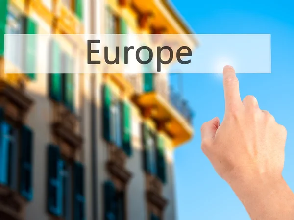 Evropa - ruky stisknutí tlačítka na rozmazané pozadí konceptu na — Stock fotografie