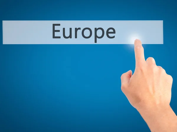 Europa - Mano pulsando un botón sobre el concepto de fondo borroso en —  Fotos de Stock
