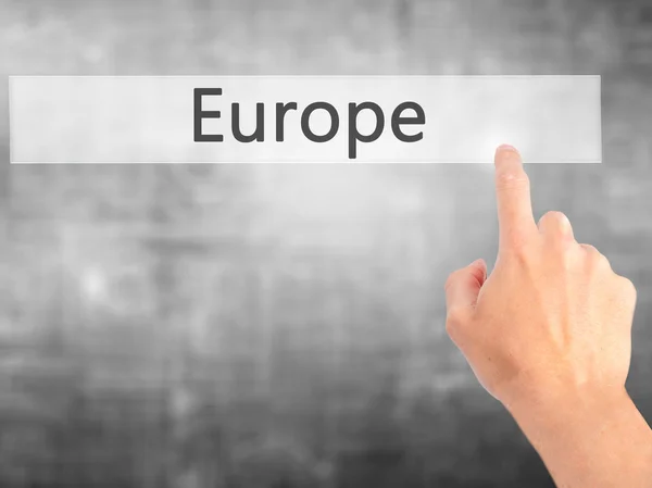 Europa - Hand trycka på en knapp på suddig bakgrund koncept — Stockfoto