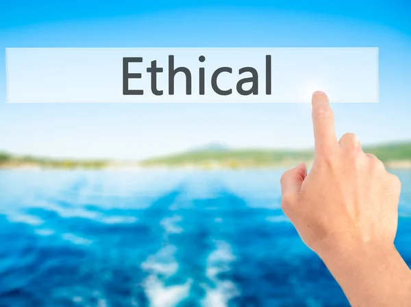 Ethical - Hand indrukken van een knop op de onscherpe achtergrond concept o — Stockfoto