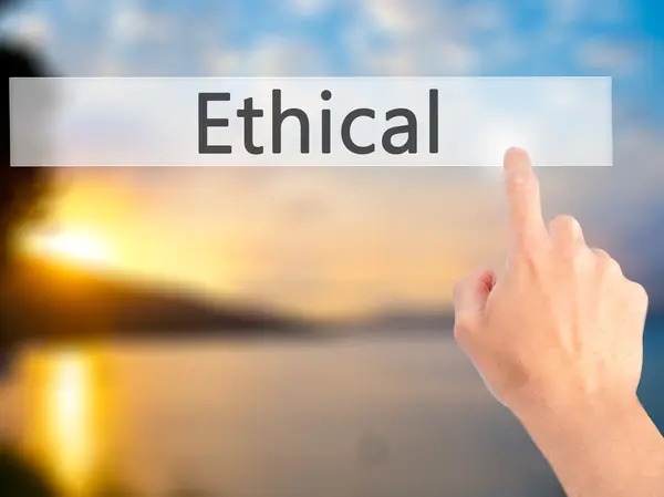 Ethical - Hand indrukken van een knop op de onscherpe achtergrond concept o — Stockfoto