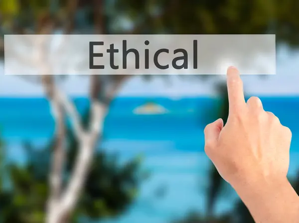 Ethical - Hand indrukken van een knop op de onscherpe achtergrond concept o — Stockfoto