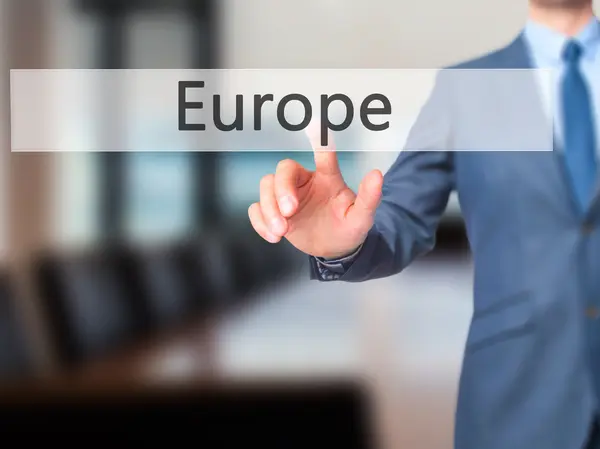 Europa - biznesmen ręcznie naciskając przycisk na dotykowy ekran interfejsu — Zdjęcie stockowe