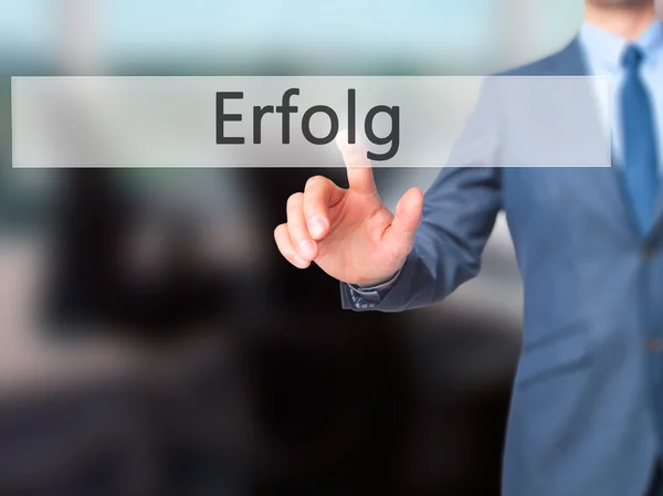 Erfolg (succes) - zakenman hand dringende knop op aanraking scr — Stockfoto