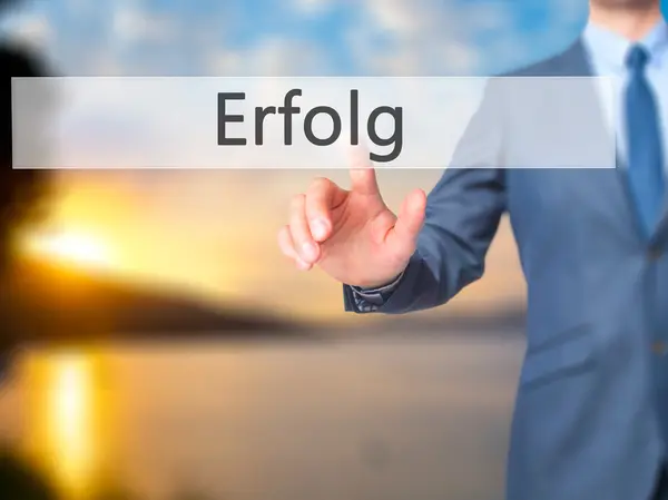 Erfolg (succes) - zakenman hand dringende knop op aanraking scr — Stockfoto