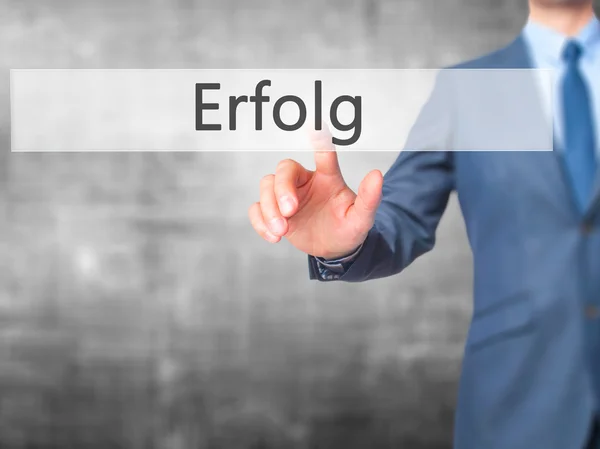 Erfolg (succes) - zakenman hand dringende knop op aanraking scr — Stockfoto