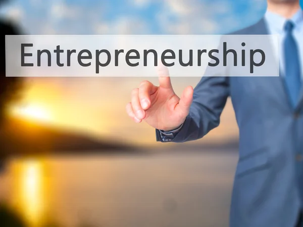 Unternehmertum - Geschäftsmann drückt Taste auf Touch-Scr — Stockfoto